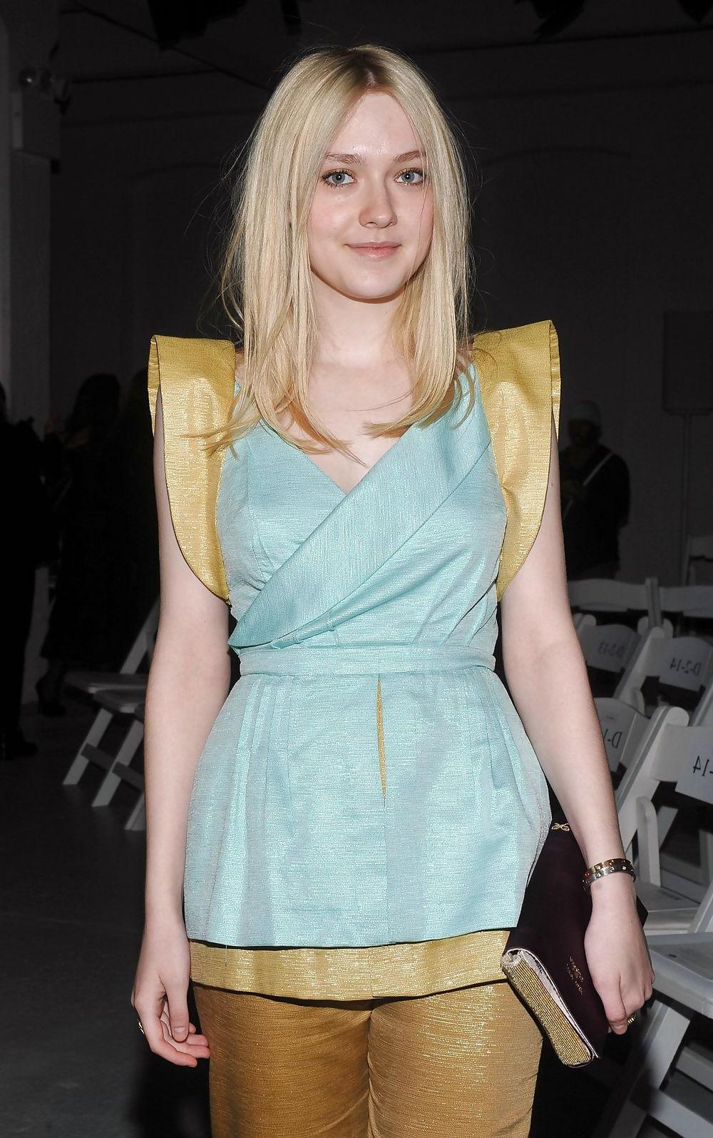 7P Dakota Fanning beautiful girl, Beautiful cleavage...