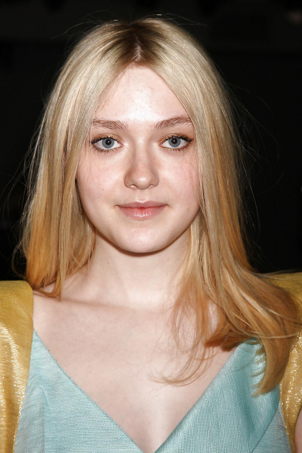 7P Dakota Fanning beautiful girl, Beautiful cleavage...