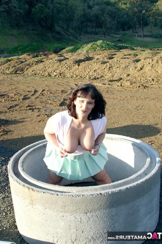 20P I love to be naked in public and I found this wonderful construc