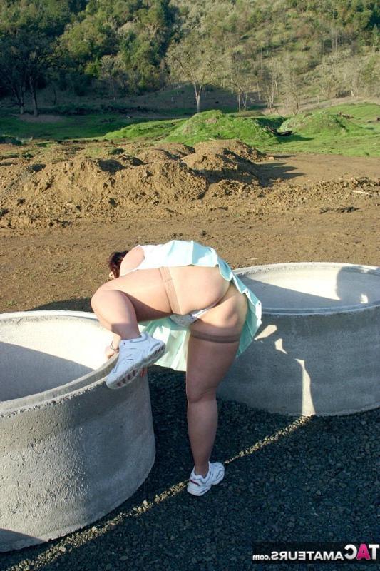 20P I love to be naked in public and I found this wonderful construc