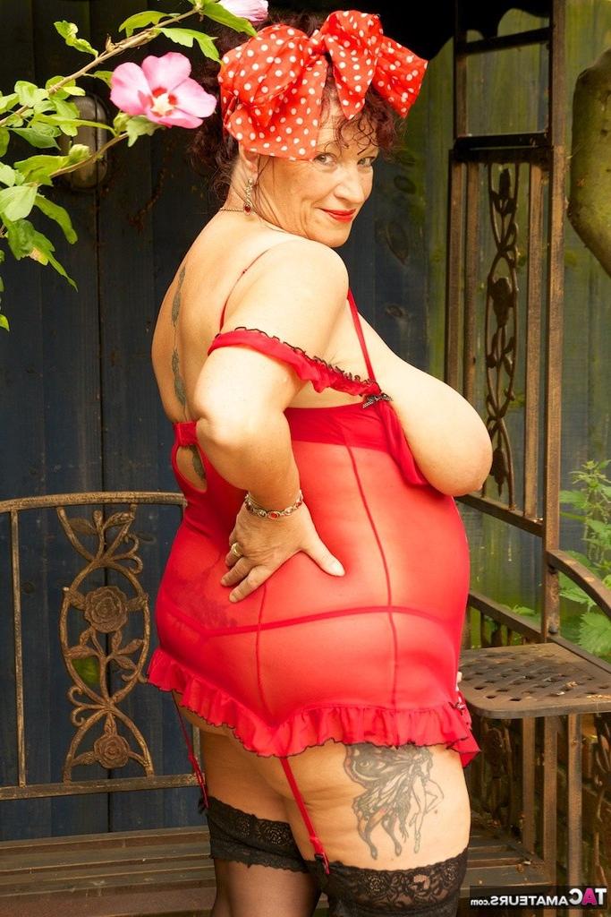 20P Hi Guys its Busty Kim and Im all dressed in my sexy Red Retro st