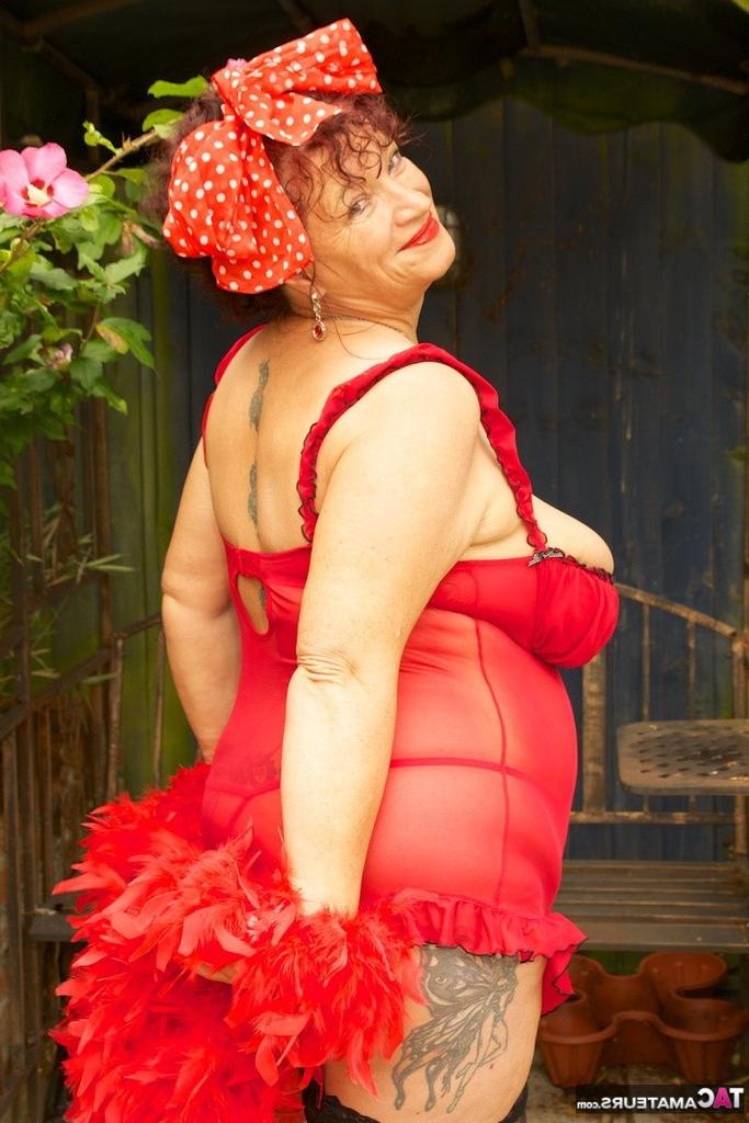 20P Hi Guys its Busty Kim and Im all dressed in my sexy Red Retro st