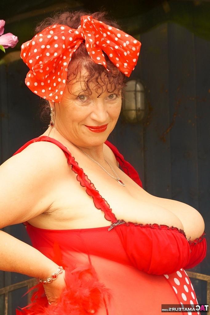 20P Hi Guys its Busty Kim and Im all dressed in my sexy Red Retro st