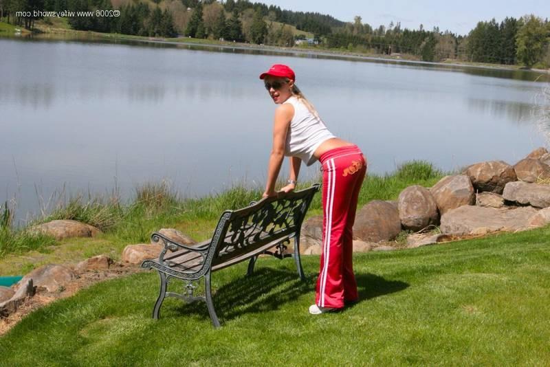 14P Wifey gets a facial on the golf course