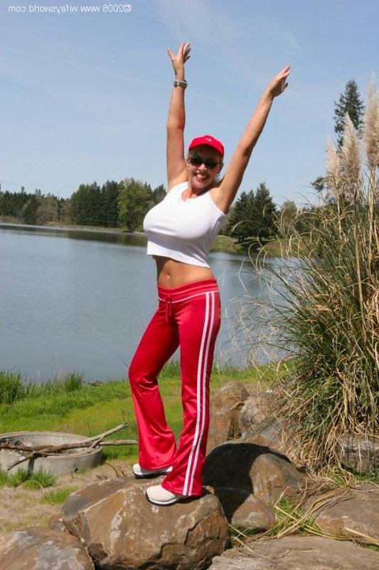 14P Wifey gets a facial on the golf course