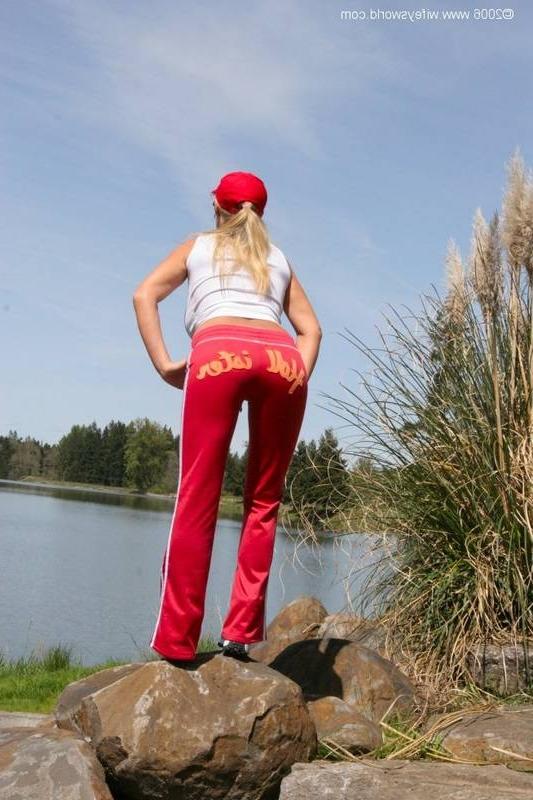 14P Wifey gets a facial on the golf course
