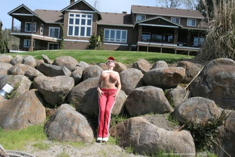 14P Wifey gets a facial on the golf course