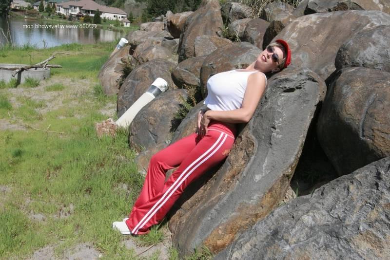 14P Wifey gets a facial on the golf course