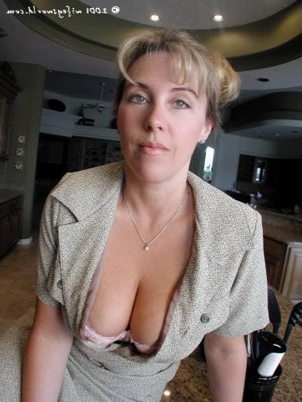 14P Wifey on her knees in the kitchen