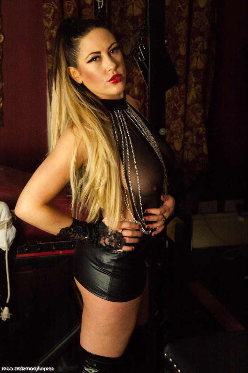 15P Fetish loving Tyla Moore looks amazing in leather and chains