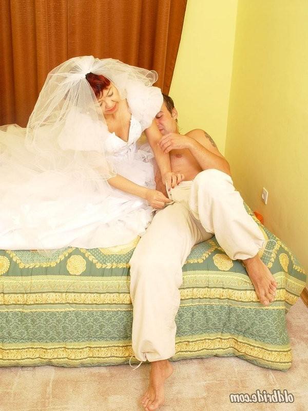 12P He licks her wrinkled labia