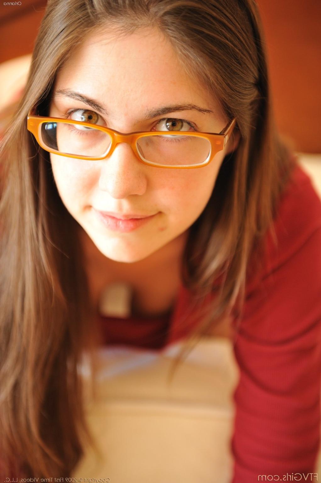15P Nerdy Babe Using A Toy