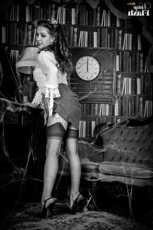 15P Sweet redhead babe in her vintage RHT nylons