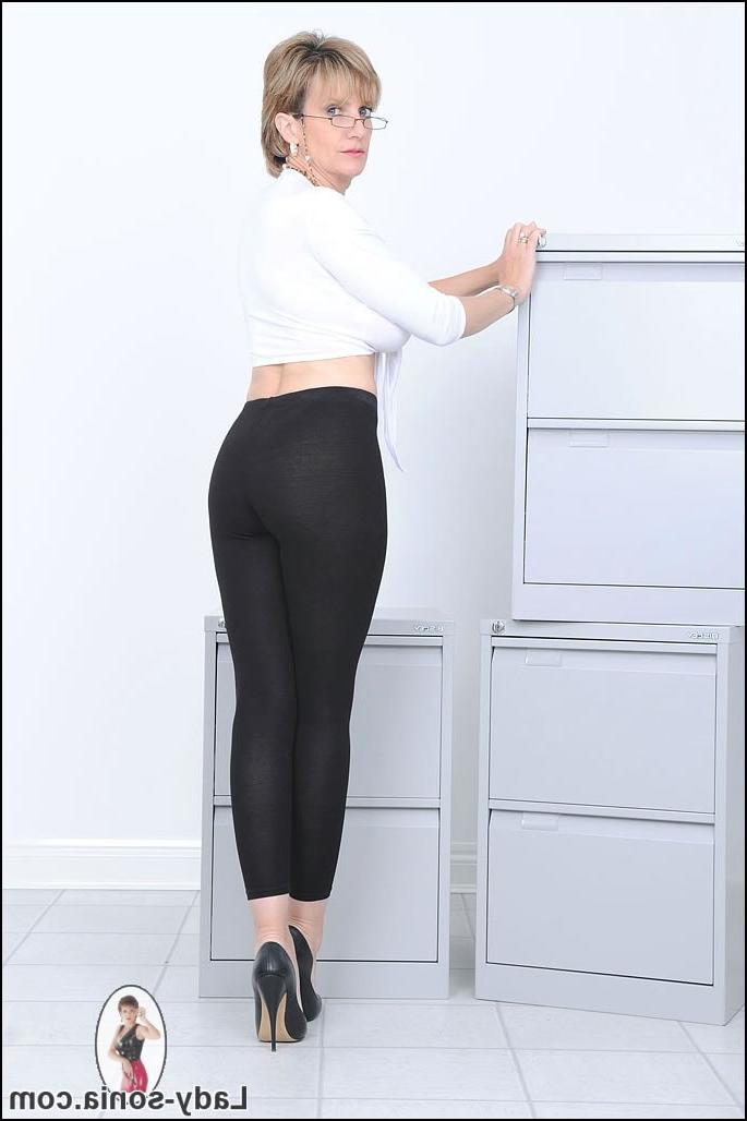15P Long legs busty mature babe posing in leggings