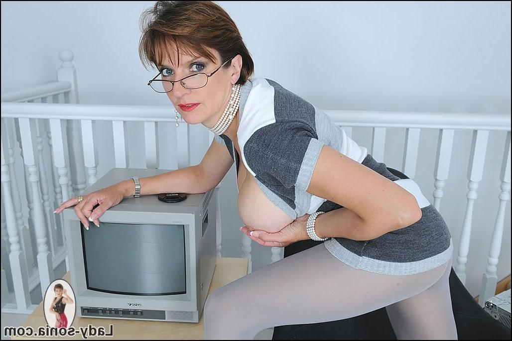 15P Busty Lady Sonia In Pantyhose
