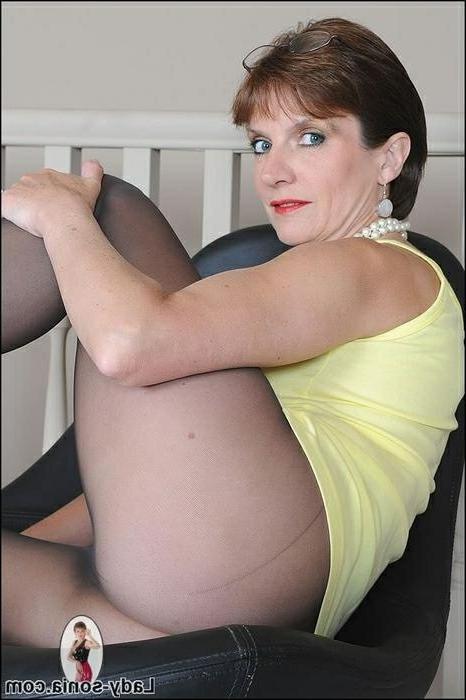 15P Lady Sonia Wearing Pantyhose