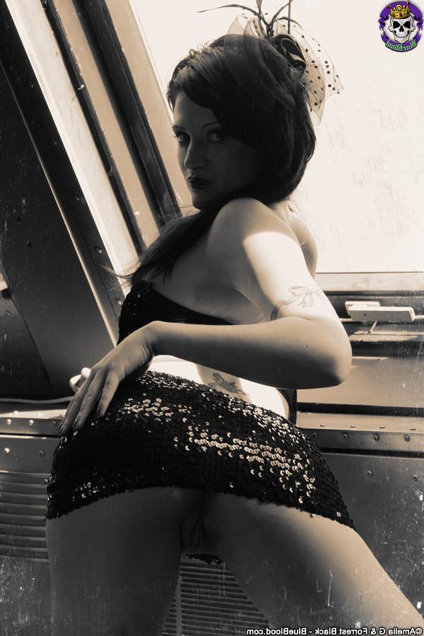 15P Retro Classic Gothic Showgirl Annika Amour Lifts Her Sequin Skir