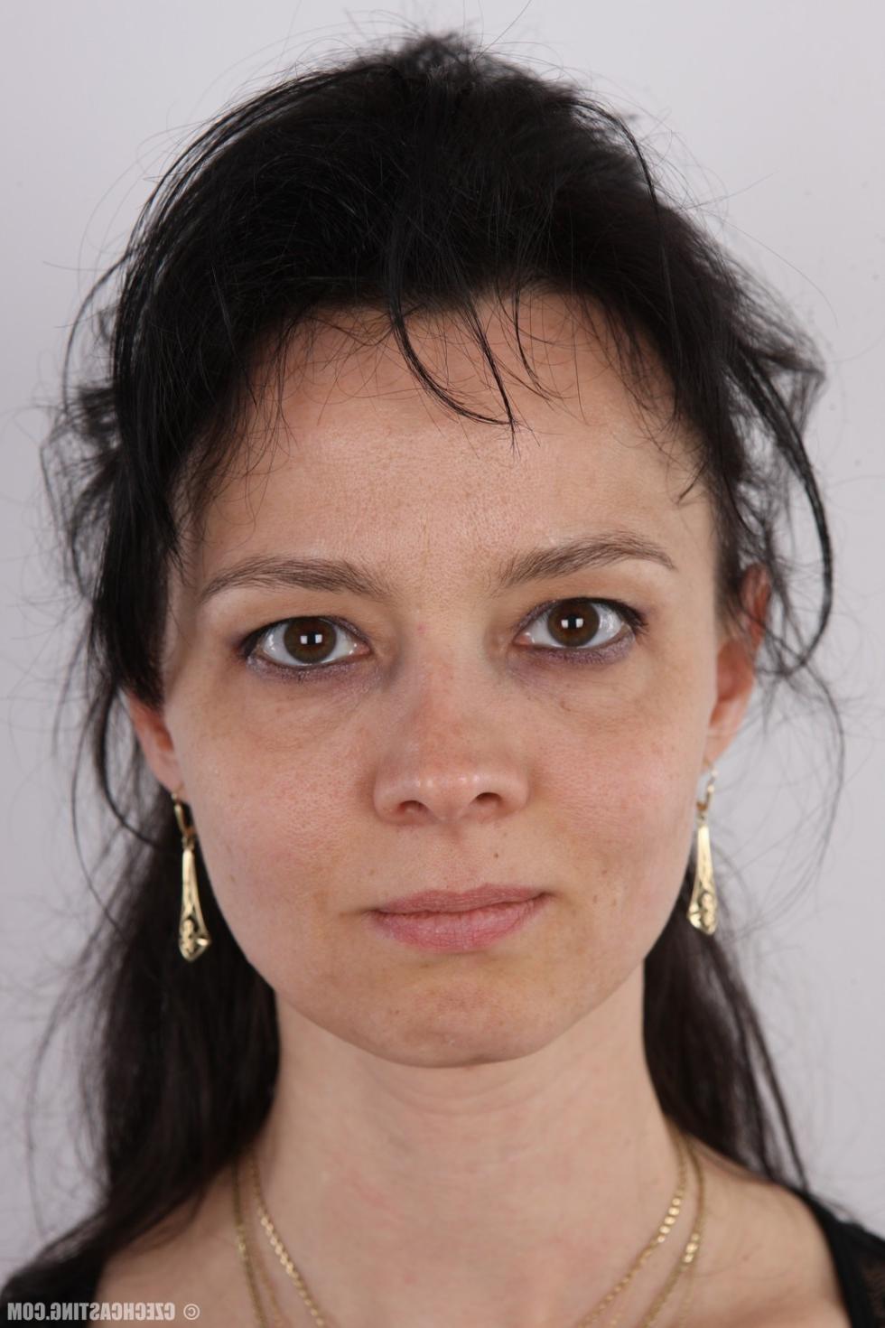 15P Mature brunette in casting pics