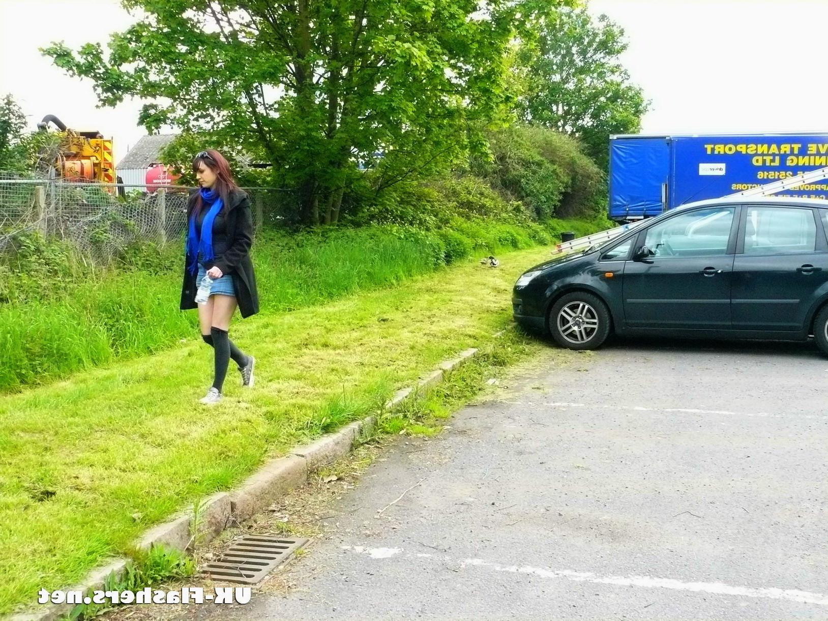 16P Brunette amateur Indigos public flashing