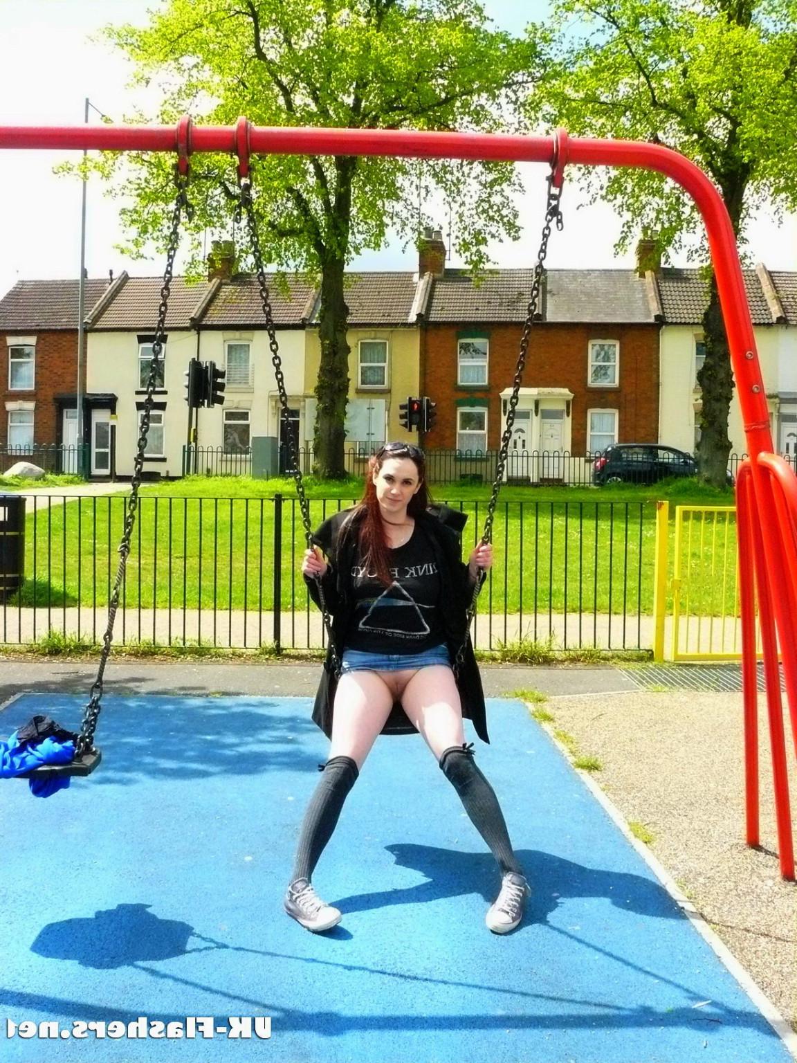 16P Brunette amateur Indigos public flashing