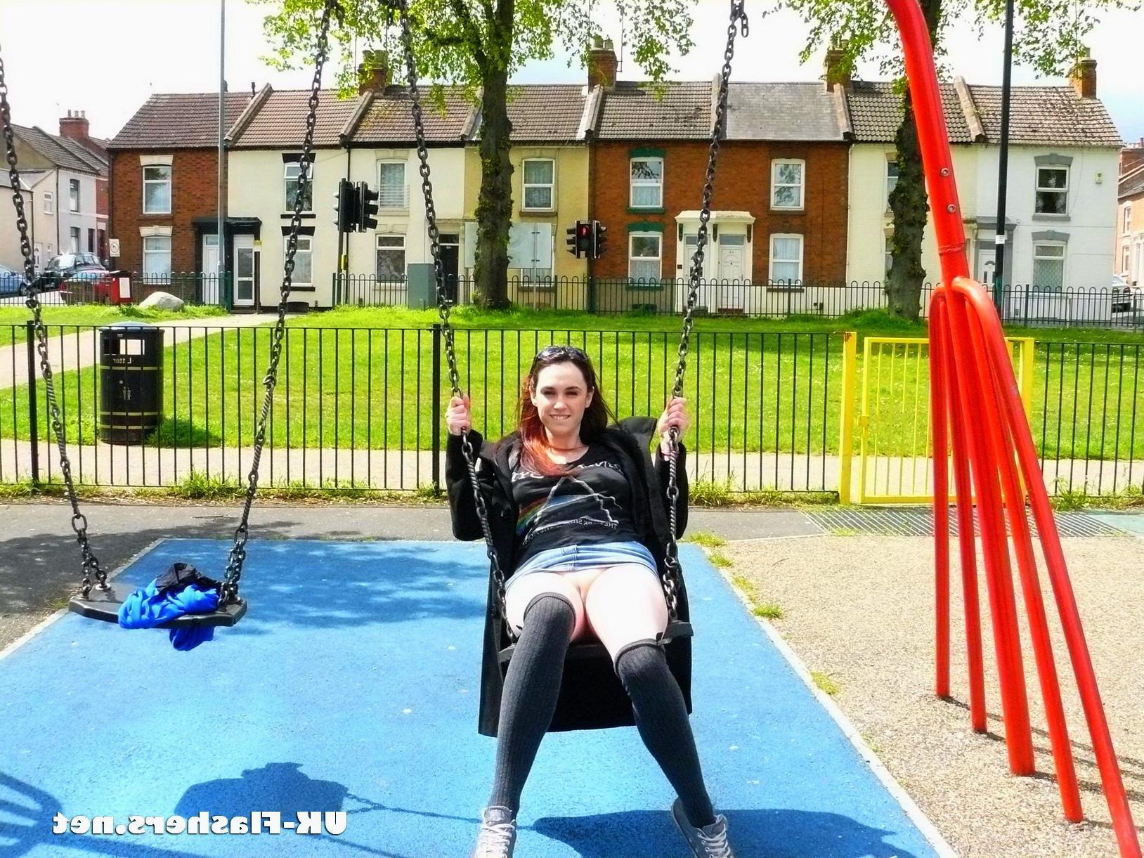16P Brunette amateur Indigos public flashing