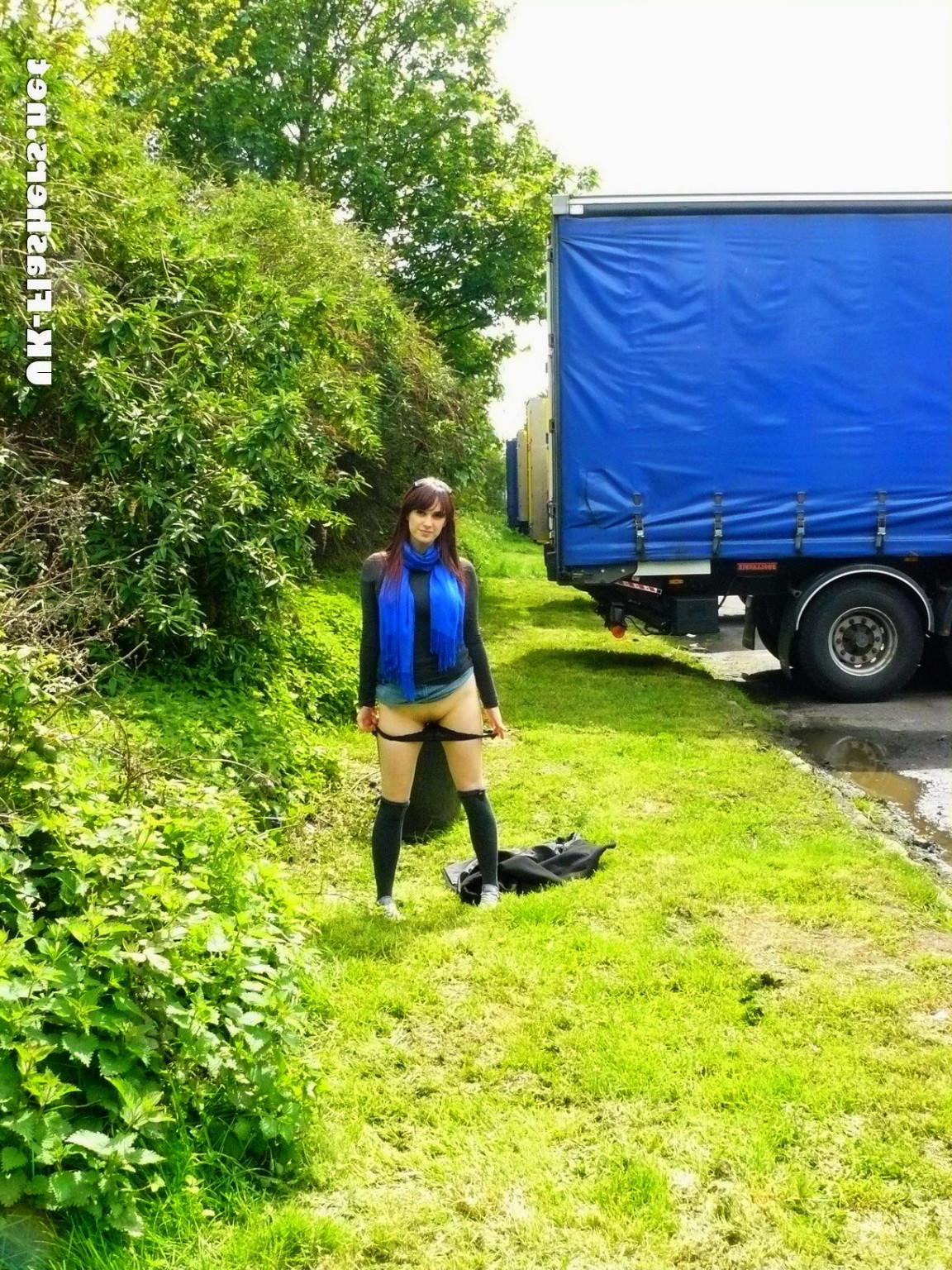 16P Brunette amateur Indigos public flashing