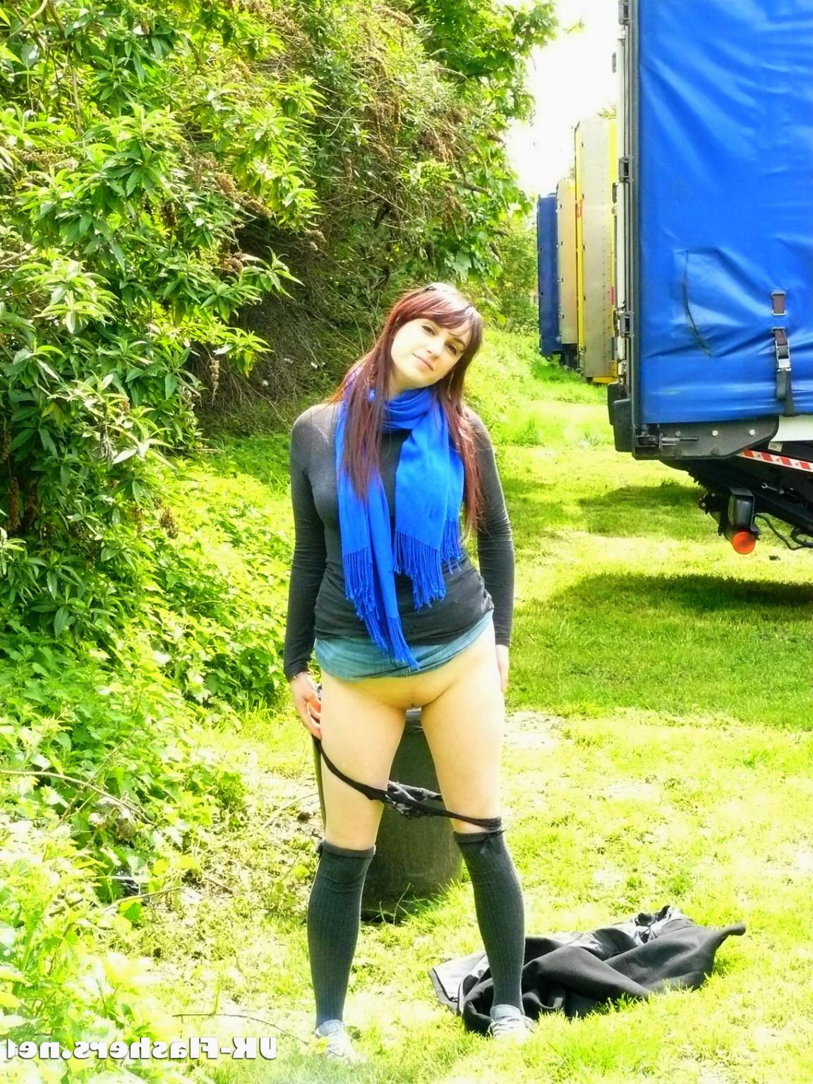 16P Brunette amateur Indigos public flashing