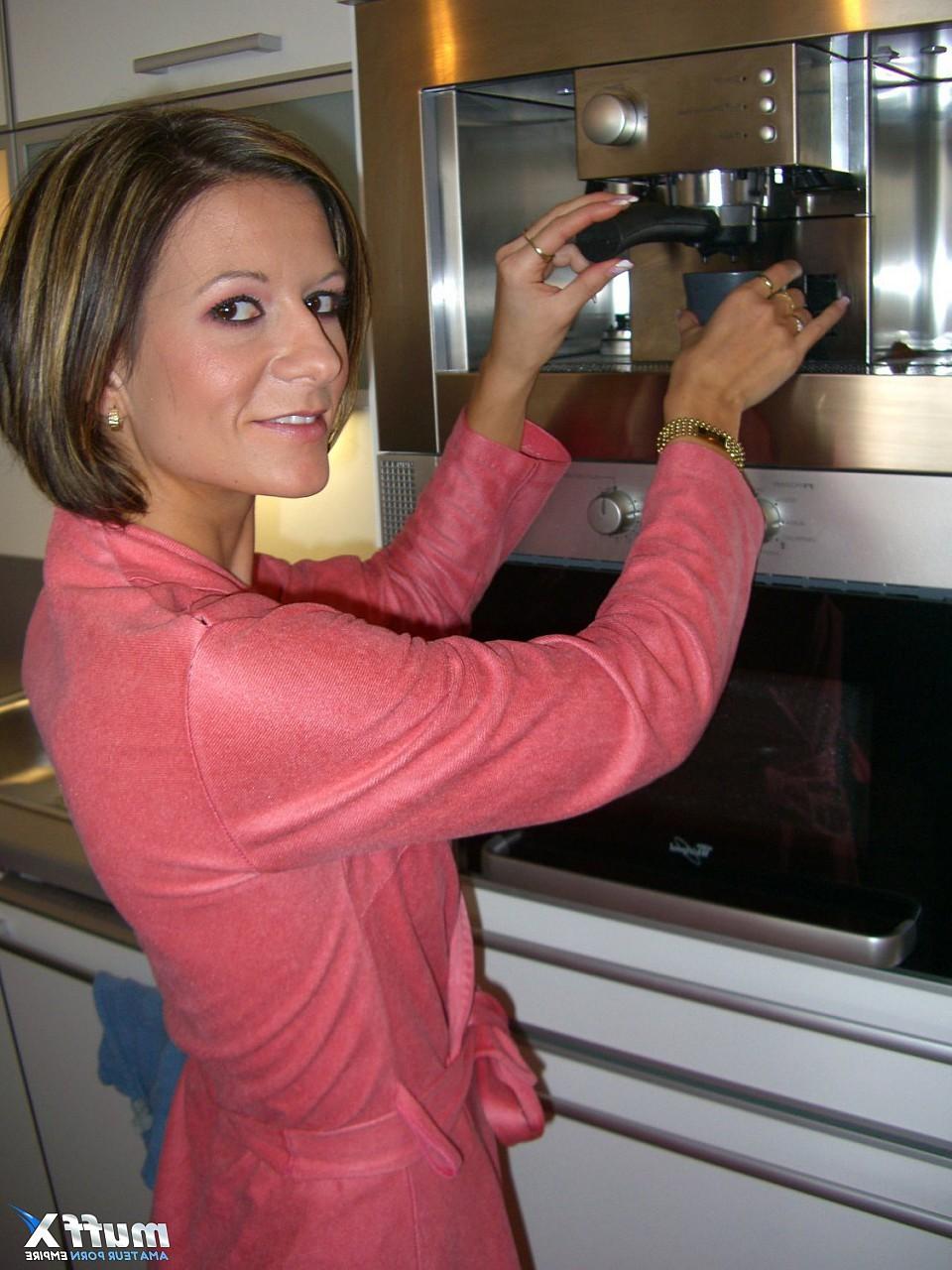 16P Cute Amateur Mom