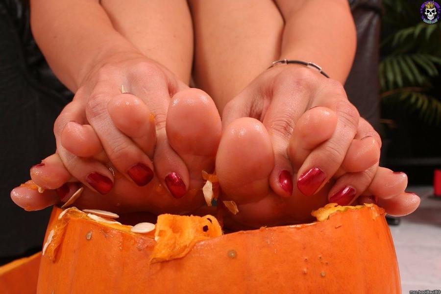 15P Kinky goth babe cutting a pumpkin for halloween