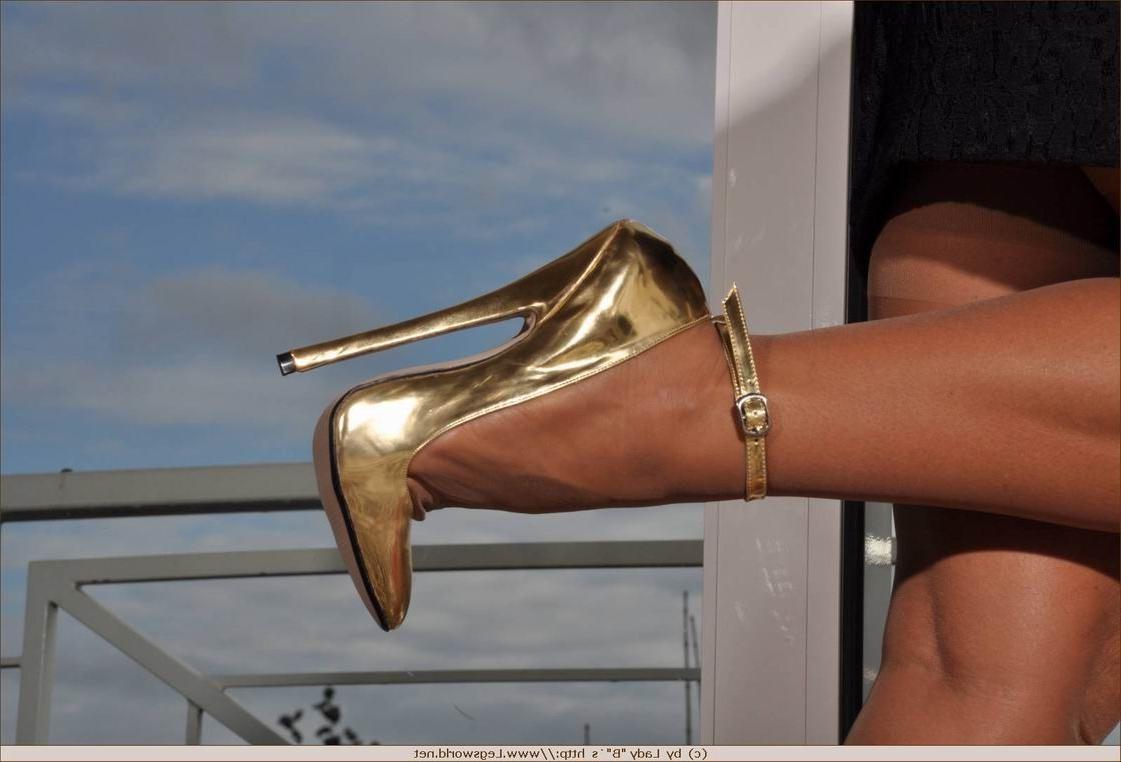12P Lady Barbara in tan stockings and golden high heels