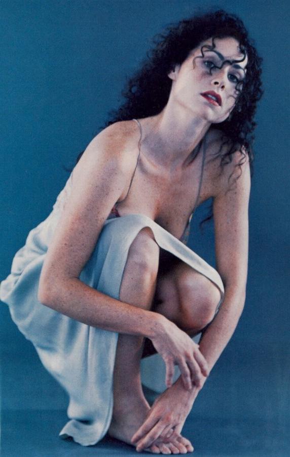 15P witty British actress Minnie Driver nude pictures