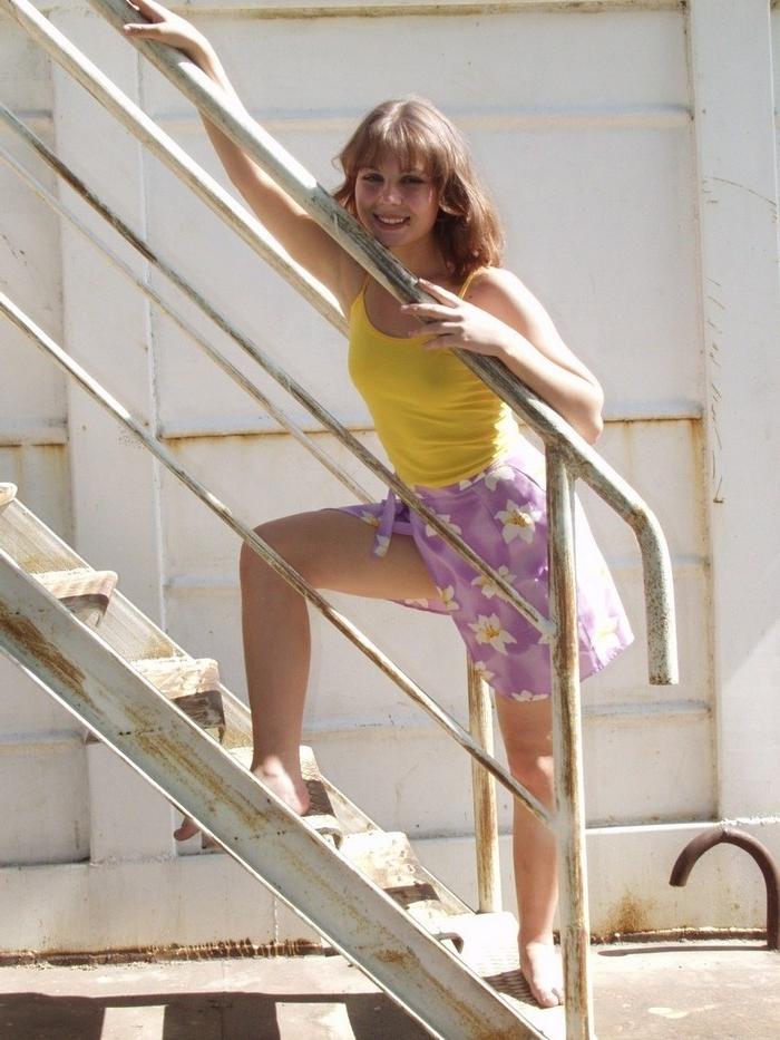 16P Cute brunette flashing pussy and tits in public