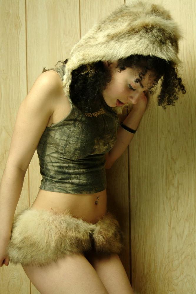 15P Fetish queen Kinky Zee posing in a fur skirt