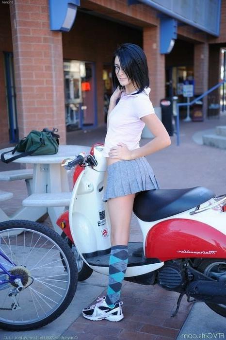 16P Sexy Pierced Nipple Babe Flashing In public