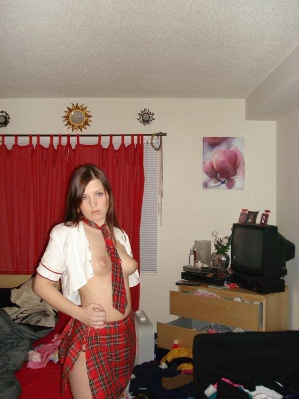 20P Amateur brunette girlfriend posing naked at home