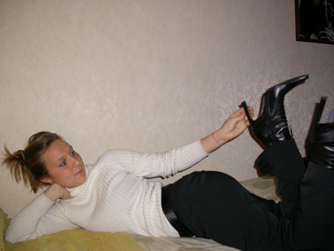 20P Amateur brunette girlfriend posing naked on her bed