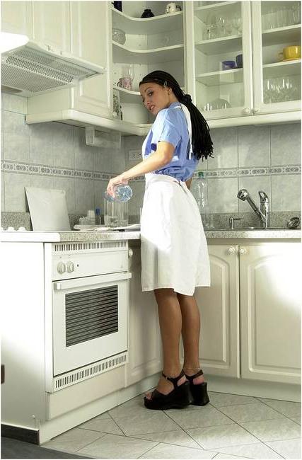 15P Anetta Keys spreads on the kitchen floor