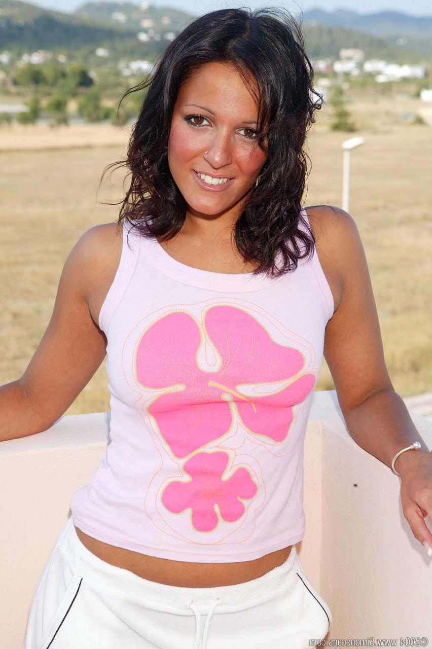 16P Brunette amateur babe spreading her big juicy pink pussy lips