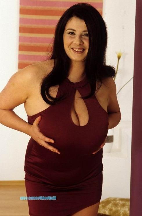 16P brunette chubby babe with big tits posing