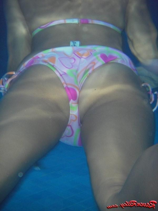 15P Killer teen brunette flashes delights underwater