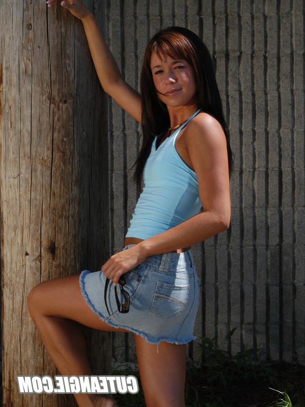 16P sexy brunette babe