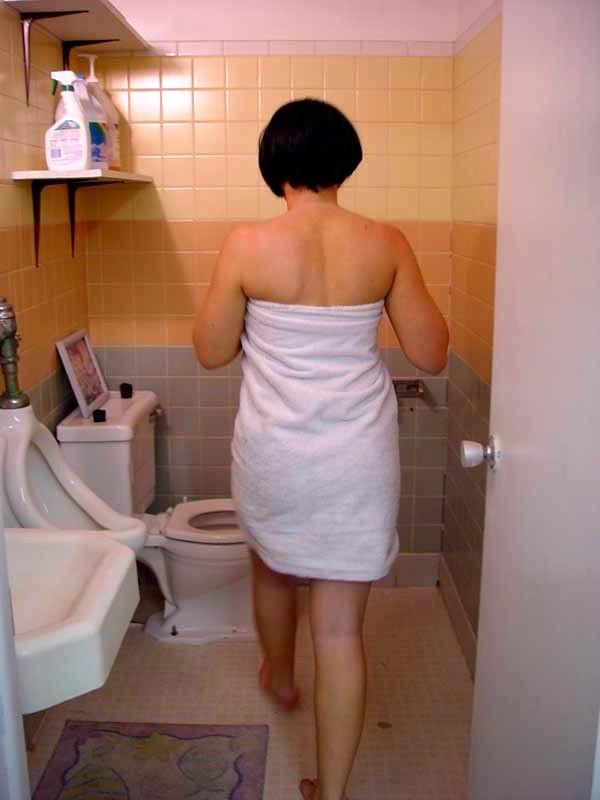 16P Fetish brunette babe peeing and fooling around with toilet paper
