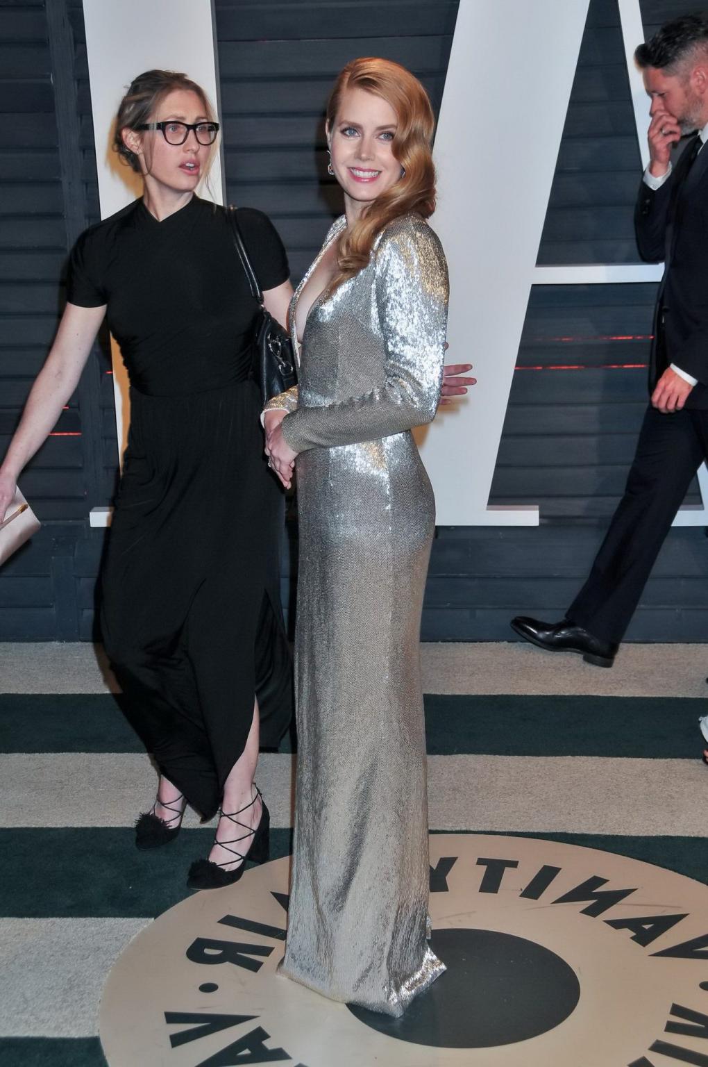 16P Amy Adams braless showing huge cleavage