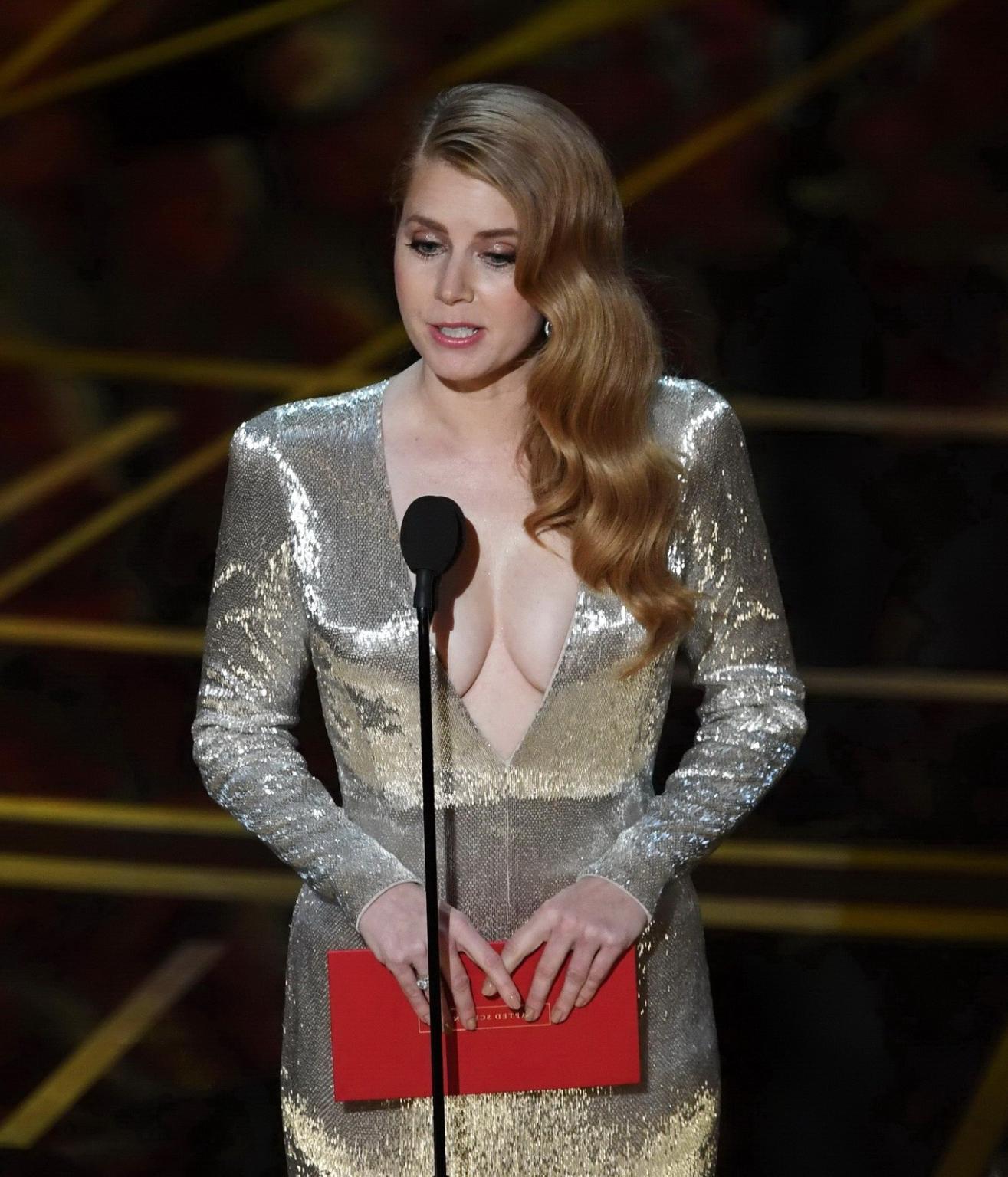 16P Amy Adams braless showing huge cleavage