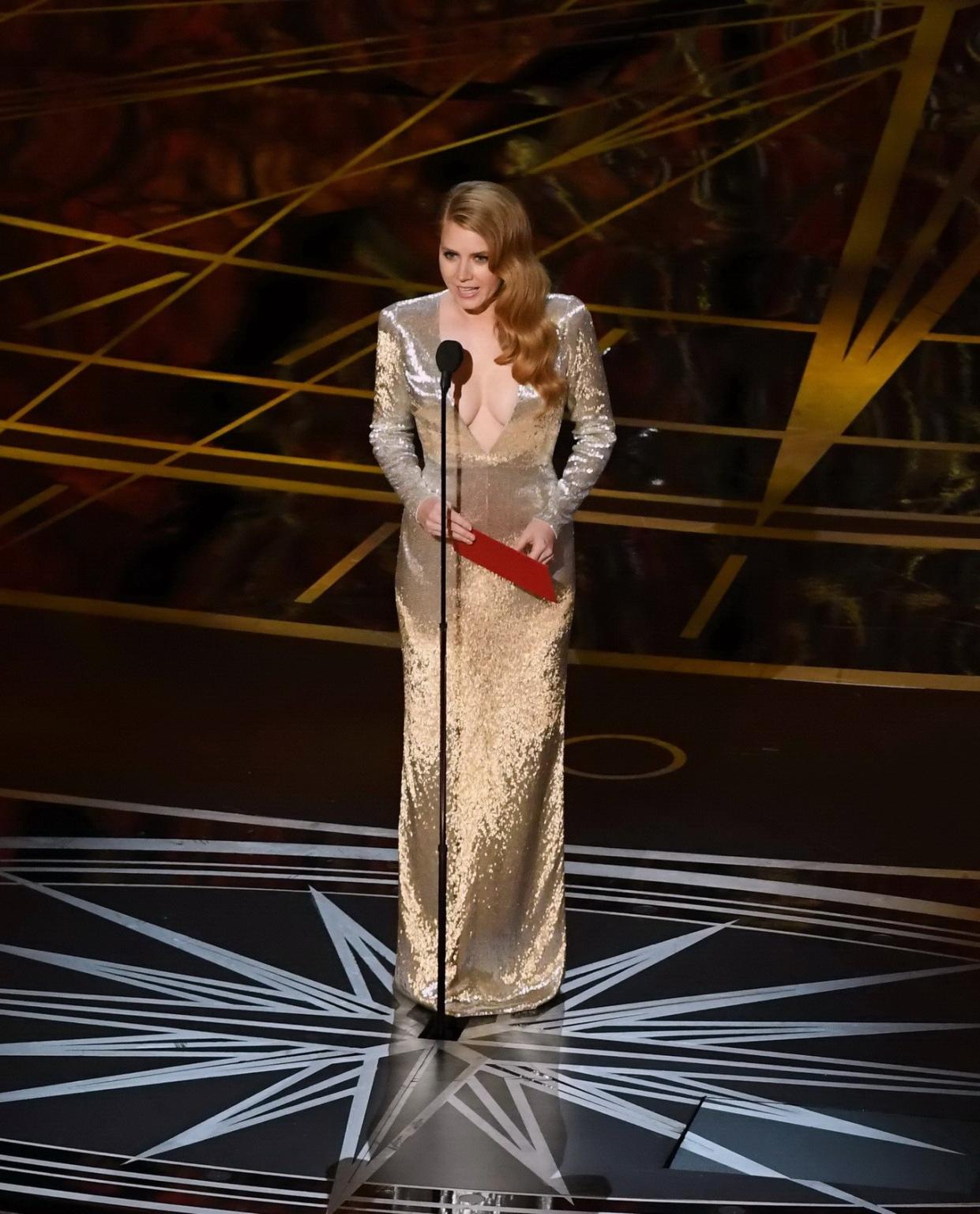 16P Amy Adams braless showing huge cleavage