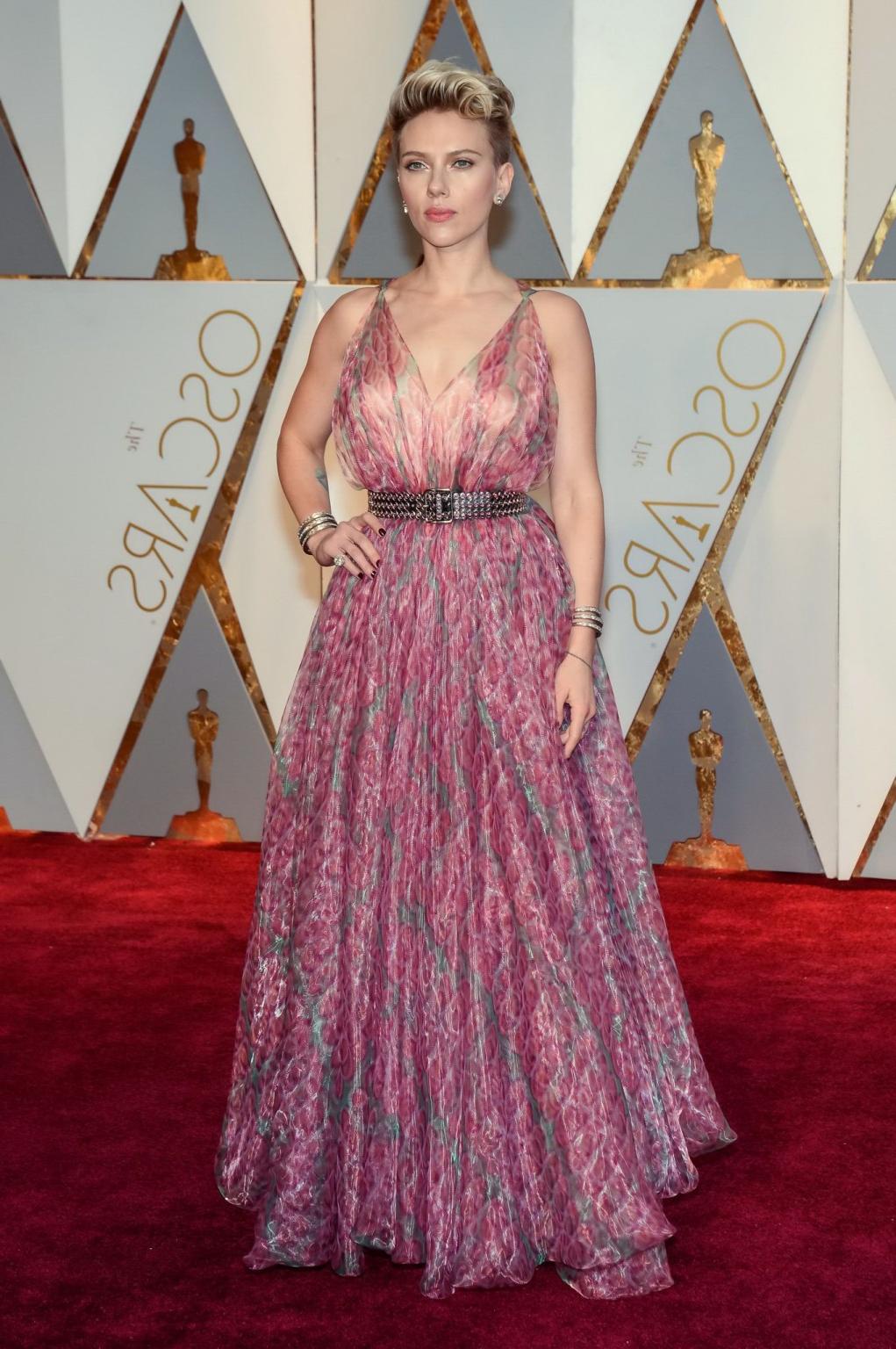 16P Scarlett Johansson shows sideboob in pink lace dress