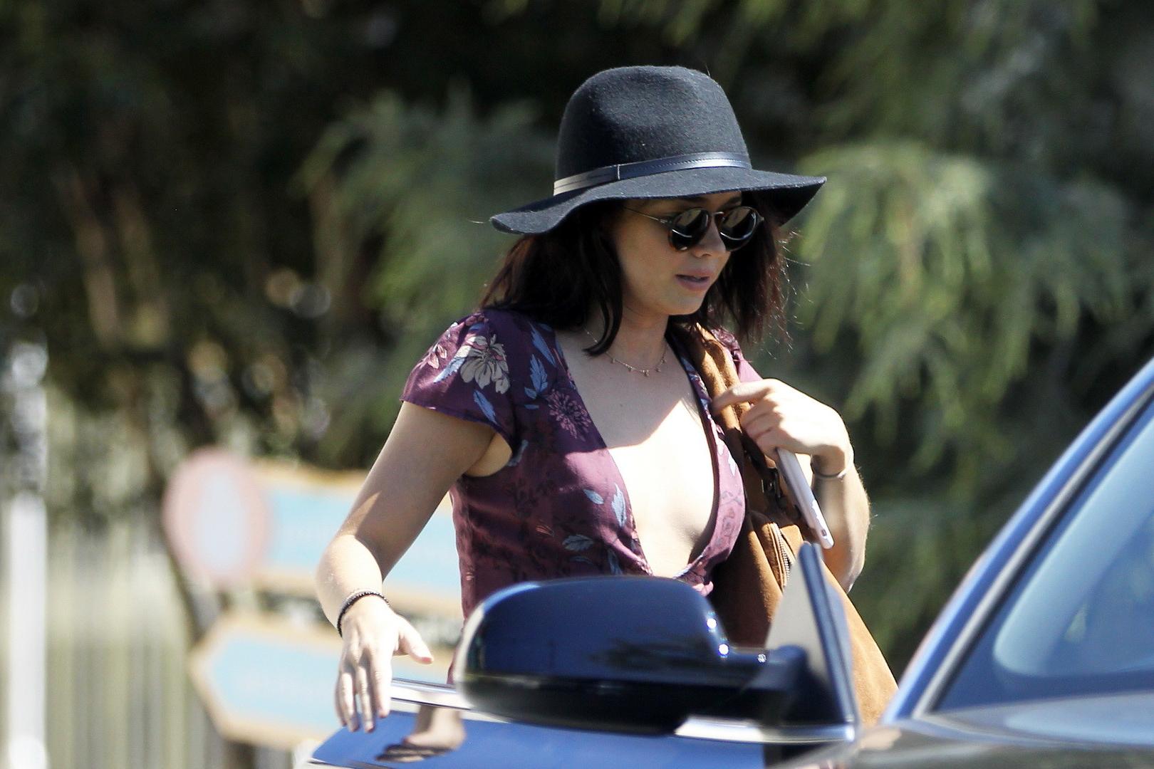 16P Sarah Hyland hot nipple slip in a tiny floral outfit