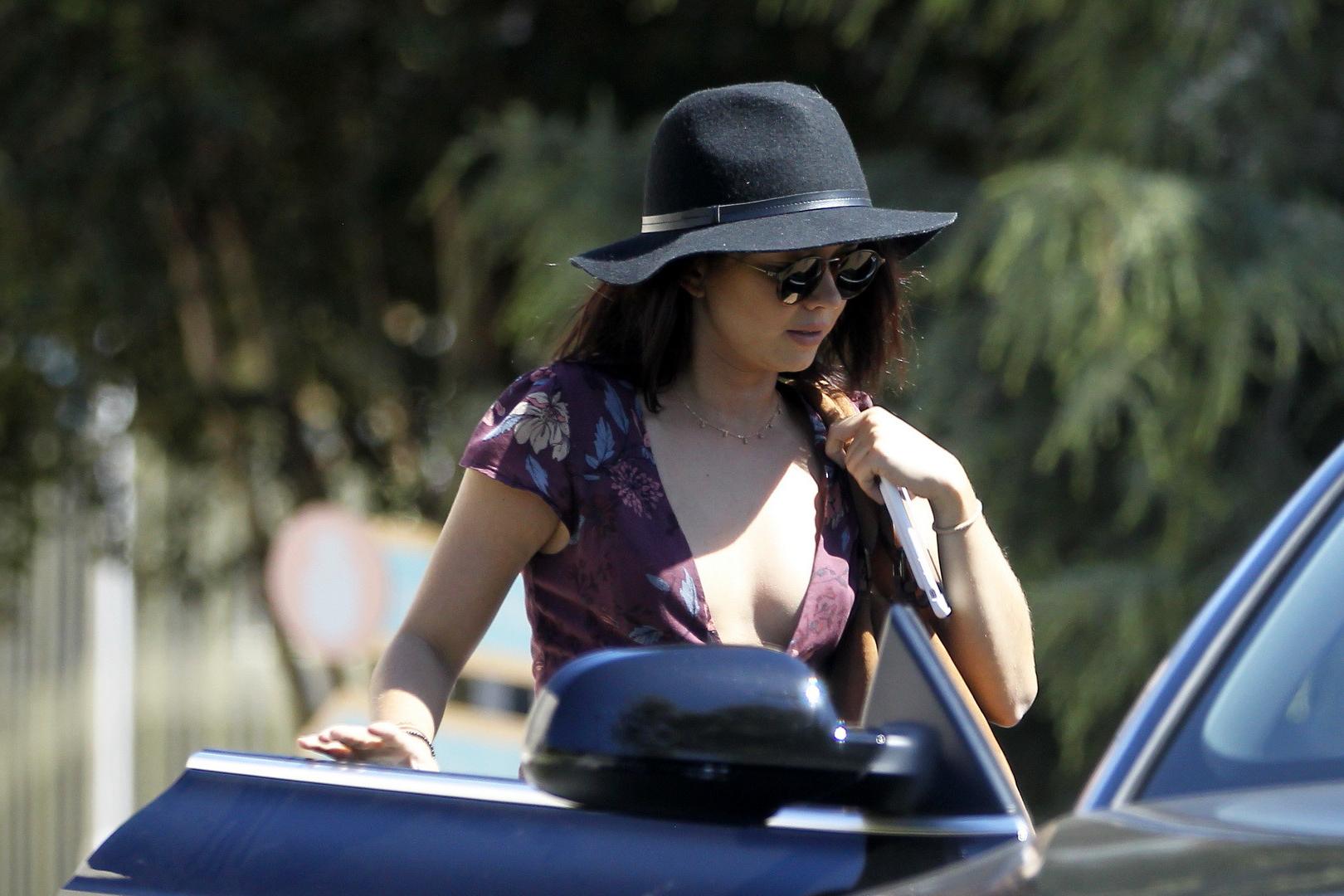 16P Sarah Hyland hot nipple slip in a tiny floral outfit