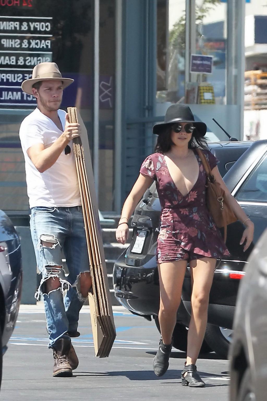16P Sarah Hyland hot nipple slip in a tiny floral outfit