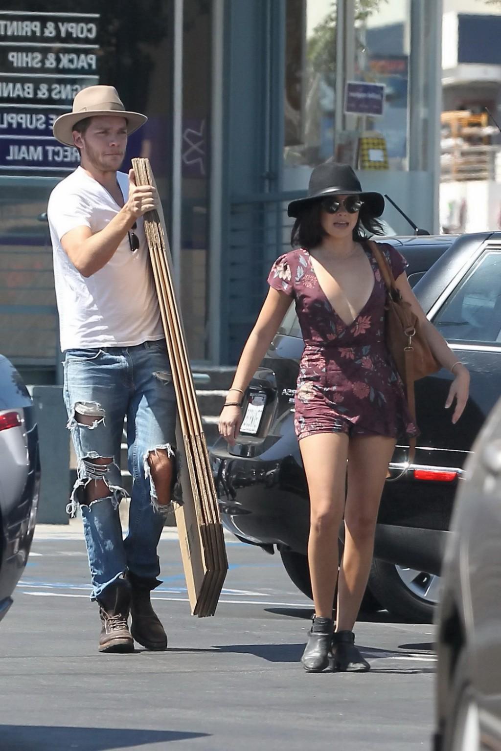16P Sarah Hyland hot nipple slip in a tiny floral outfit